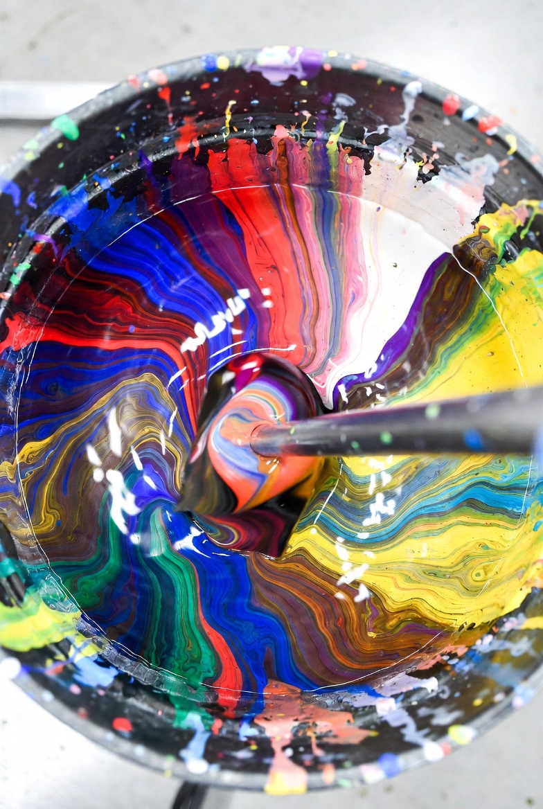 Industrieller Dissolver mit bunten Farben beim Mischen